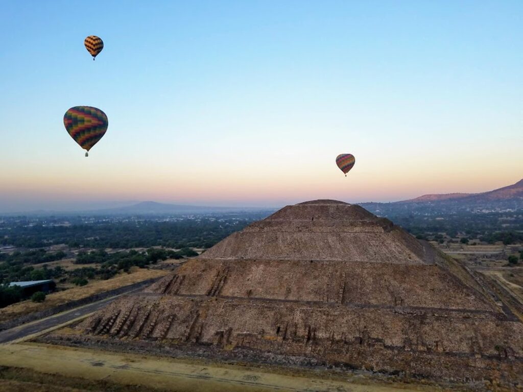 Avión de papel, viajes, fin de semana, viajes aesthetic, fotografía, pirámides, viajes en globo.