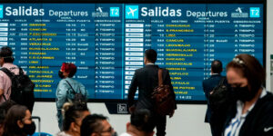 Avión de papel, noticias, aeropuerto, Aeropuerto de la Ciudad de México, AICM, vuelos, pantallas de salida, horarios, viajes, aerolíneas