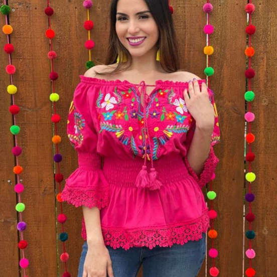 Avión de Papel, Noticias, blusa rosa, grabados tradicionales, fiestas patrias, cultura mexicana