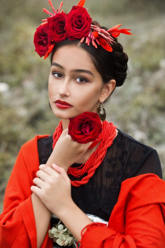 Avión de Papel, Noticias, peinado Frida Kahlo, trenzas, flores, listones, cultura mexicana