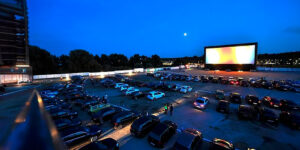 Avión de Papel, Entretenimiento, autocinemas, coches clásicos, película al aire libre, nostalgia