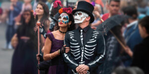 Avión de Papel, Entretenimiento, desfile de Día de Muertos, catrinas gigantes, multitud, carros alegóricos.