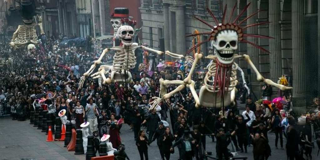 Avión de Papel, Entretenimiento, personas maquilladas de catrinas, desfile, Centro Histórico de CDMX. 