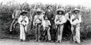 Avión de Papel, Noticias, Revolución Mexicana, revolucionarios, sombreros, rifles, campo abierto.